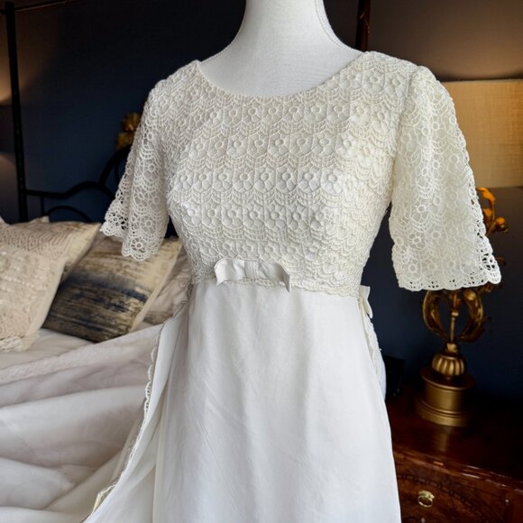 Vintage 1950s Wedding Dress and Removable Train - Picture 5 of 16